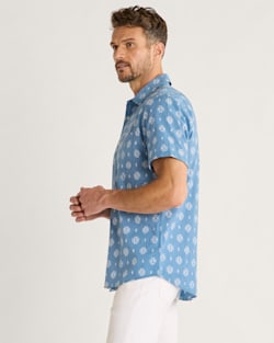 ALTERNATE VIEW OF MEN'S SHORELINE COTTON SHIRT IN BLUE HARDING image number 3
