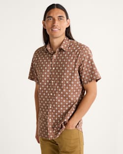 MEN'S SHORELINE COTTON SHIRT IN RED/BROWN GEO image number 1