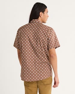 ALTERNATE VIEW OF MEN'S SHORELINE COTTON SHIRT IN RED/BROWN GEO image number 2