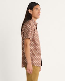 ALTERNATE VIEW OF MEN'S SHORELINE COTTON SHIRT IN RED/BROWN GEO image number 3