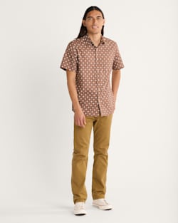 ALTERNATE VIEW OF MEN'S SHORELINE COTTON SHIRT IN RED/BROWN GEO image number 4