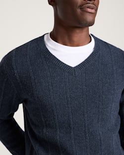 ALTERNATE VIEW OF MEN'S MIXED STITCH MERINO V-NECK SWEATER IN INDIGO HEATHER image number 4