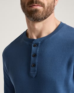 ALTERNATE VIEW OF LONG-SLEEVE WAFFLE-KNIT COTTON HENLEY IN NAVY image number 4
