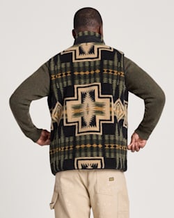 ALTERNATE VIEW OF MEN'S HARDING FLEECE VEST IN GREEN TEA image number 2