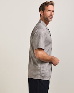 ALTERNATE VIEW OF MEN'S SHORT-SLEEVE ALOHA COTTON CAMP SHIRT IN GREY CHIEF JOSEPH image number 3