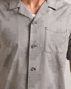 ALTERNATE VIEW OF MEN'S SHORT-SLEEVE ALOHA COTTON CAMP SHIRT IN GREY CHIEF JOSEPH image number 4