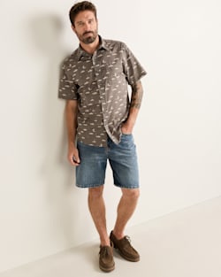 MEN'S SHORT-SLEEVE SHORELINE COTTON SHIRT IN GREY FISH image number 1