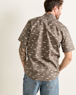 ALTERNATE VIEW OF MEN'S SHORT-SLEEVE SHORELINE COTTON SHIRT IN GREY FISH image number 2
