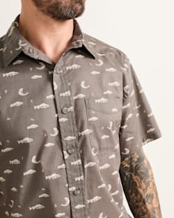 ALTERNATE VIEW OF MEN'S SHORT-SLEEVE SHORELINE COTTON SHIRT IN GREY FISH image number 4