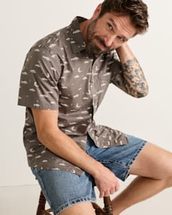 ALTERNATE VIEW OF MEN'S SHORT-SLEEVE SHORELINE COTTON SHIRT IN GREY FISH image number 6