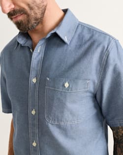 ALTERNATE VIEW OF MEN'S SHORT-SLEEVE BAYSIDE SHIRT IN BLUE image number 4