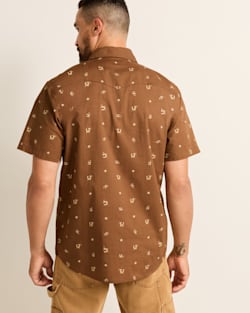 ALTERNATE VIEW OF MEN'S SHORT-SLEEVE LARAMIE SNAP-FRONT SHIRT IN BROWN HORSESHOE image number 2