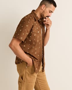 ALTERNATE VIEW OF MEN'S SHORT-SLEEVE LARAMIE SNAP-FRONT SHIRT IN BROWN HORSESHOE image number 3