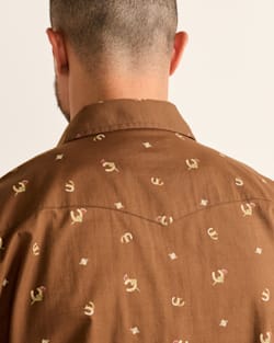 ALTERNATE VIEW OF MEN'S SHORT-SLEEVE LARAMIE SNAP-FRONT SHIRT IN BROWN HORSESHOE image number 5