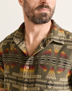 ALTERNATE VIEW OF MEN'S SHORT-SLEEVE DOUBLESOFT GATEWAY SHIRT IN GREEN PONDEROSA image number 4