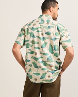 ALTERNATE VIEW OF MEN'S SHORT-SLEEVE SHORELINE LINEN SHIRT IN LILY PAD image number 2