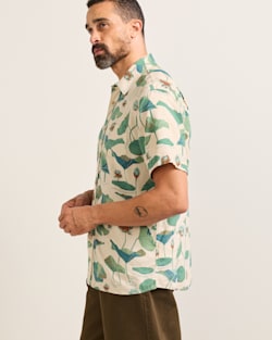 ALTERNATE VIEW OF MEN'S SHORT-SLEEVE SHORELINE LINEN SHIRT IN LILY PAD image number 3