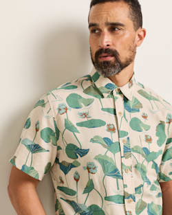 ALTERNATE VIEW OF MEN'S SHORT-SLEEVE SHORELINE LINEN SHIRT IN LILY PAD image number 5