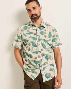 ALTERNATE VIEW OF MEN'S SHORT-SLEEVE SHORELINE LINEN SHIRT IN LILY PAD image number 6