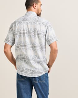 ALTERNATE VIEW OF MEN'S SHORT-SLEEVE SHORELINE LINEN SHIRT IN GREY/BLUE PONDEROSA image number 2