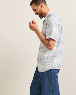 ALTERNATE VIEW OF MEN'S SHORT-SLEEVE SHORELINE LINEN SHIRT IN GREY/BLUE PONDEROSA image number 3