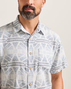 ALTERNATE VIEW OF MEN'S SHORT-SLEEVE SHORELINE LINEN SHIRT IN GREY/BLUE PONDEROSA image number 4