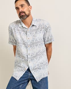 ALTERNATE VIEW OF MEN'S SHORT-SLEEVE SHORELINE LINEN SHIRT IN GREY/BLUE PONDEROSA image number 5
