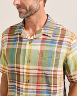 ALTERNATE VIEW OF MEN'S SHORT-SLEEVE PLAID ALOHA LINEN CAMP SHIRT IN GREEN MULTI PLAID image number 4