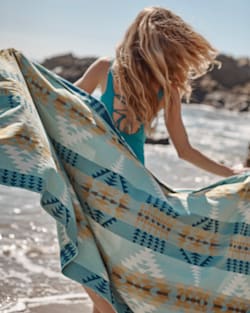 ALTERNATE VIEW OF LIGHTWEIGHT SUNSEEKER TOWEL IN AQUA RANCHO ARROYO image number 4