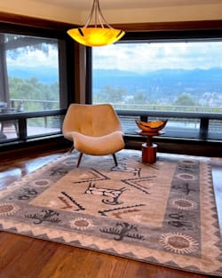ROCK ART RUG IN SAND/GREY IN A ROOM image number 2