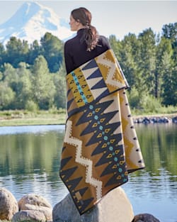 ADDITIONAL VIEW OF OCHOCO HERITAGE BLANKET IN BLACK MULTI image number 3
