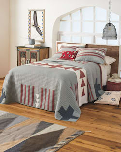 ADDITIONAL VIEW OF THUNDER QUARREL PIECED QUILT SET IN GREY image number 4