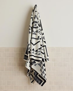 OXBOW SPA TOWEL IN BLACK/WHITE image number 1
