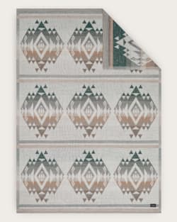 AGATE BEACH KNIT THROW IN IVORY image number 1