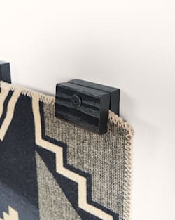 ALTERNATE VIEW OF QUILT HANGER CLIPS IN BLACK image number 3